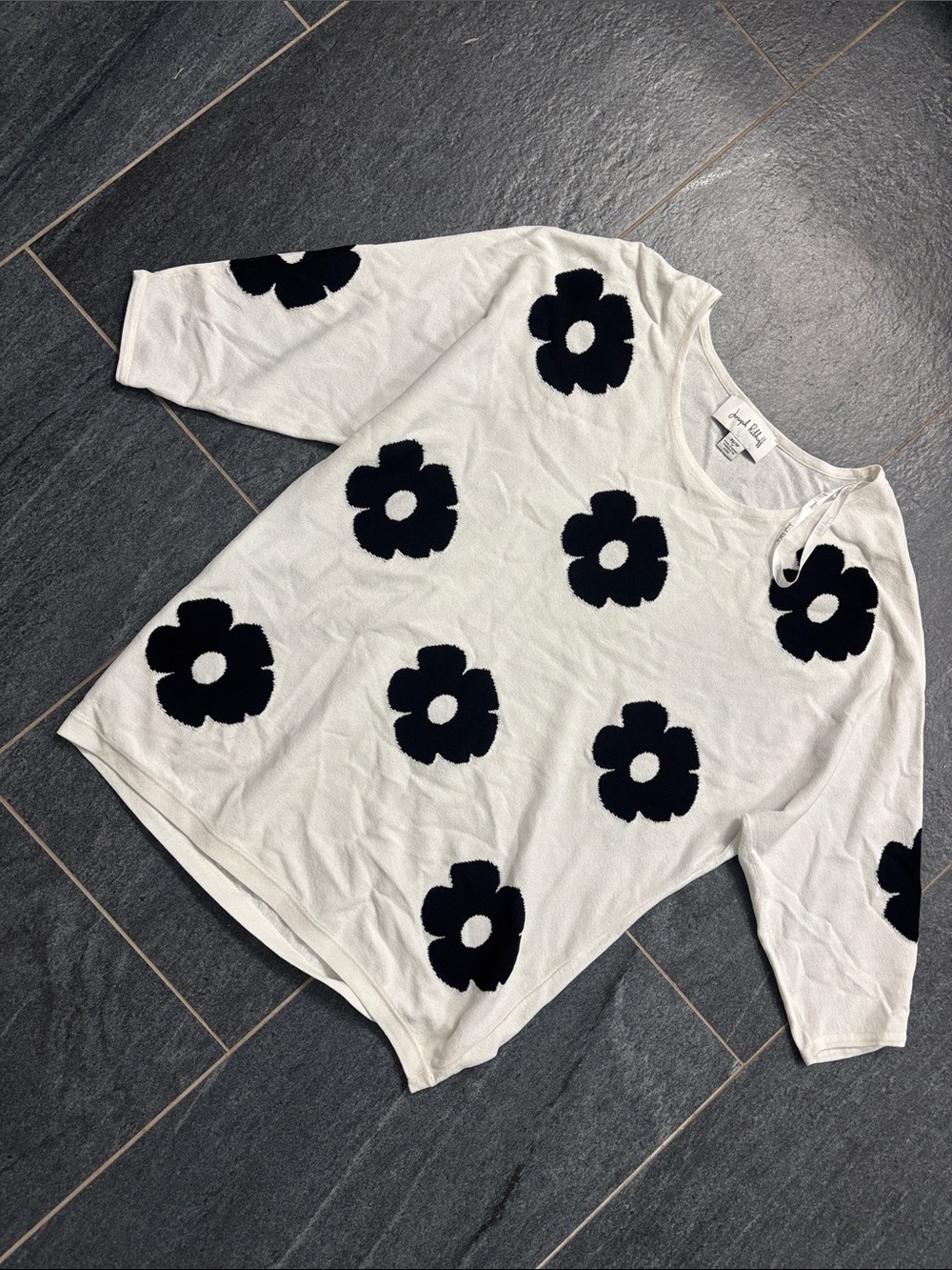 Black and white sweater EUC